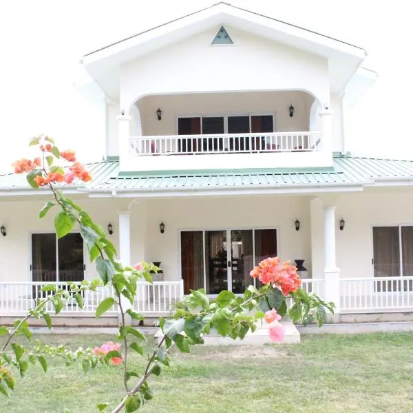 Julie's Holiday Home, готель у місті Pointe Au Sel 