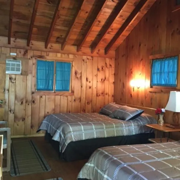 Amber Lantern Duplex Cottage, hotel v destinaci Lake George