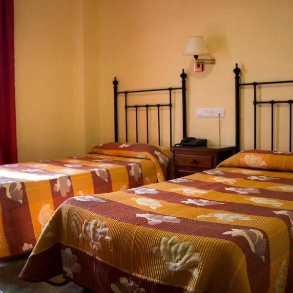 Hostal Restaurante La Curva: Adra'da bir otel