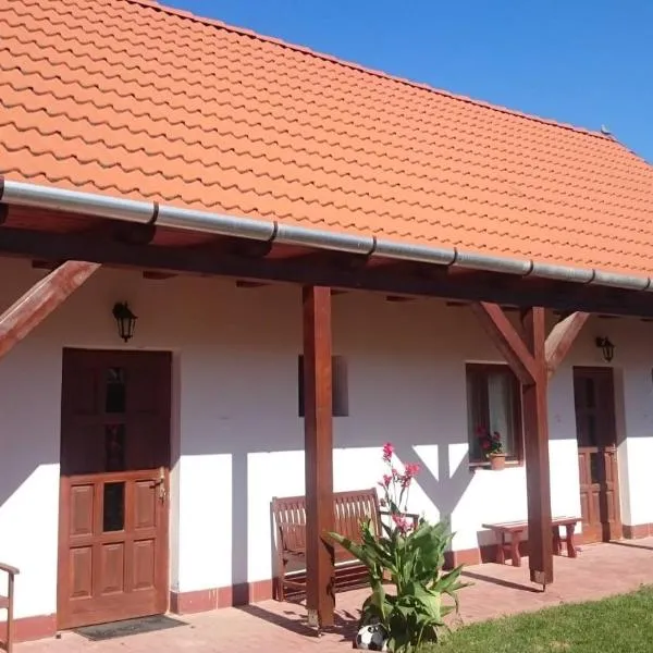 Szenkeparti Vendégház, hotel en Penyige