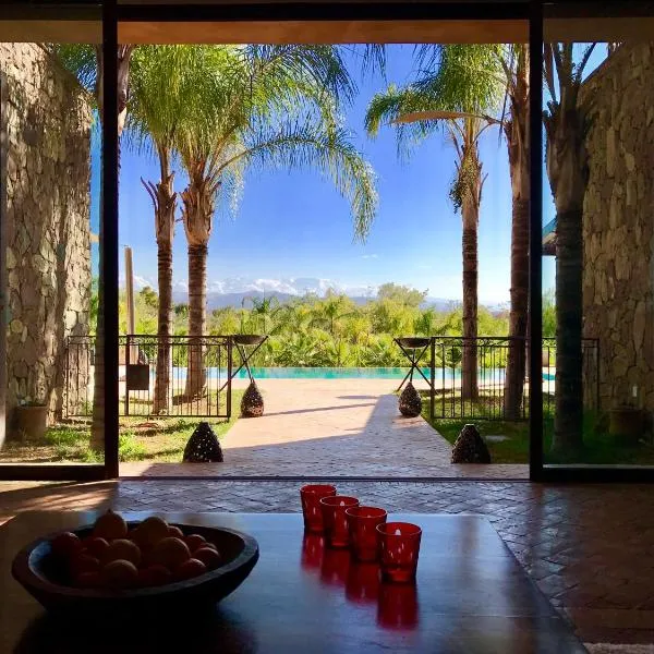 Villa Malika Marrakech, hôtel à Oumnas