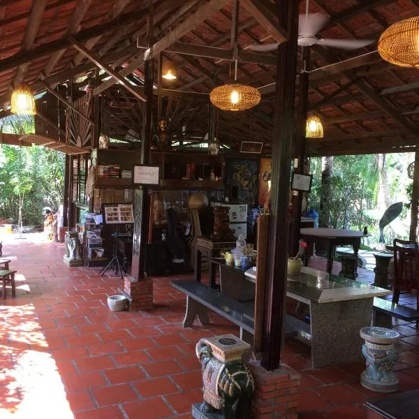 Charming Countryside Homestay, hotel in Ben Tre