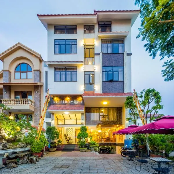 La Maison Danang Beach Hotel, hotel in Da Nang