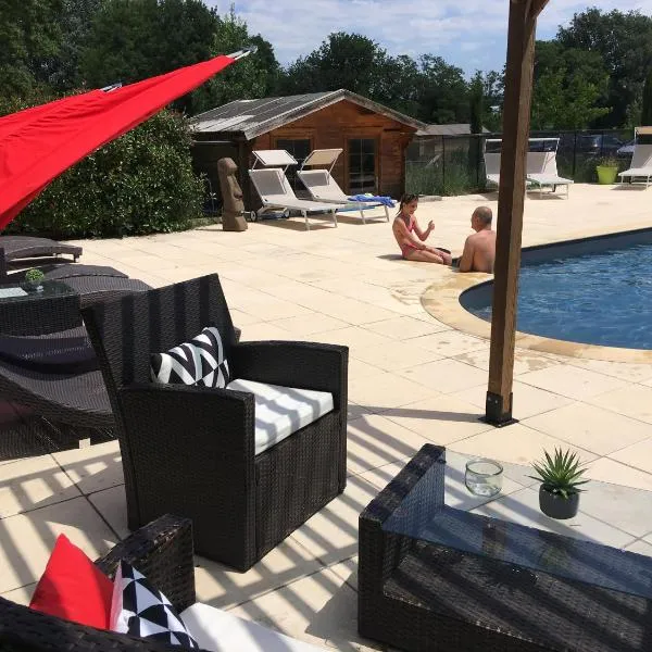 Logis Hôtel & Spa Déjeunez Sous L'Arbre – hotel w mieście Rousset