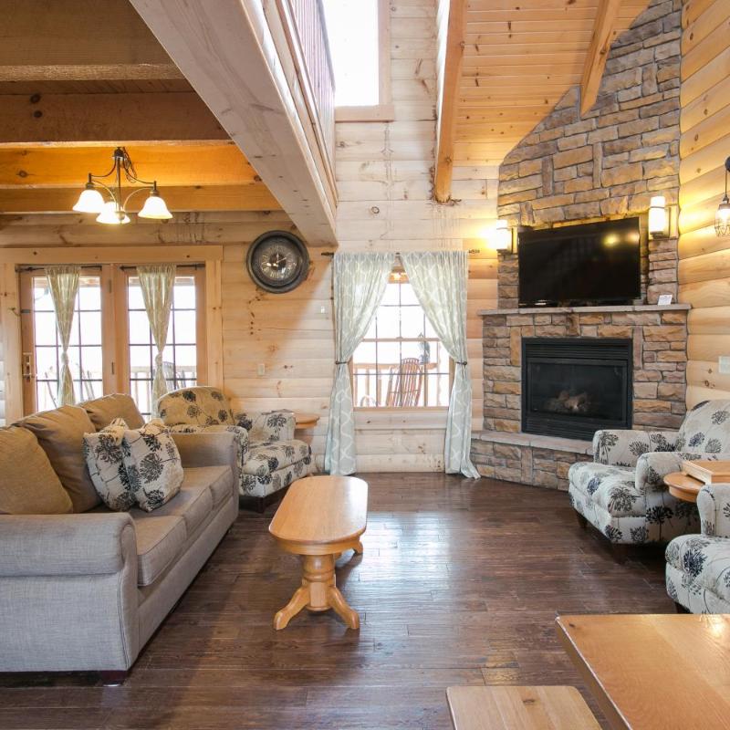 Hummingbird Haven Cabin by Amish Country Lodging