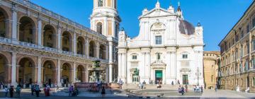 Hótel nærri kennileitinu Santuario Della Santa Casa-basilíkan