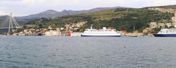 Hotels near Gruz Port