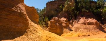 Hotellid huviväärsuse Le Colorado Provençal lähedal