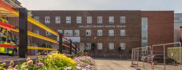 Šv. Marijos vaikų ligoninė (OLCHC), Kramlinas: viešbučiai netoliese