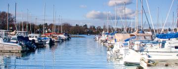 Hotels a prop de Oak Bay Marina