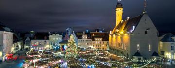 Viesnīcas netālu no apskates objekta Ziemassvētku tirdziņš Tallina