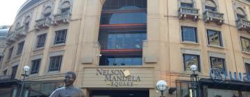 Nelson Mandelan aukio ja ostoskeskus – hotellit lähistöllä