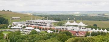 Mga hotel malapit sa Goodwood Racecourse