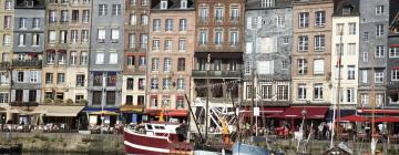 Hotelek Honfleur régi kikötője közelében