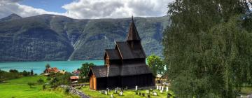 Urneso medinė bažnyčia: viešbučiai netoliese