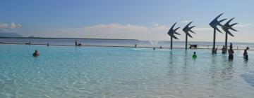 Басейн Cairns Esplanade Lagoon: готелі поблизу