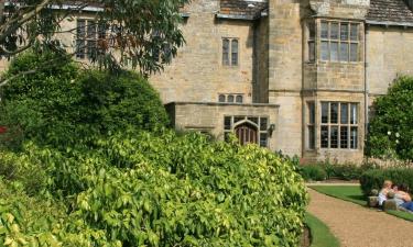 Wakehurst Place – hotely poblíž