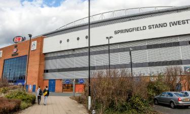 DW Stadium – hotely poblíž