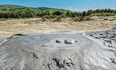 Hoteluri aproape de Vulcanii noroioşi de la Berca