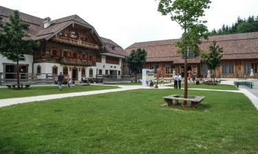 Hotelek a Gut Aiderbichl park közelében