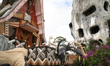 Hotelek a Hang Nga Őrültek háza közelében