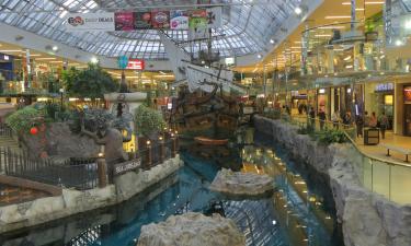 Hotellid huviväärsuse Ostukeskus West Edmonton Mall lähedal