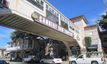 Viesnīcas netālu no apskates objekta iela Cannery Row