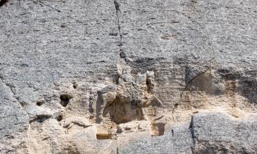 マダラの騎士像周辺のホテル