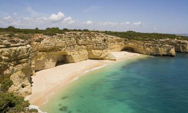 Strand Praia da Marinha: Hotels in der Nähe