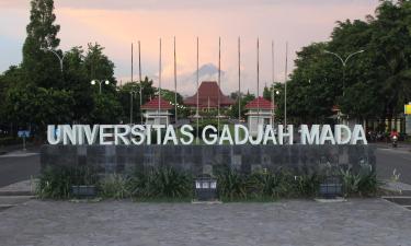 Viesnīcas netālu no apskates objekta universitāte Gajah Mada