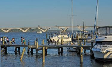 Hotels near Old Town Waterfront