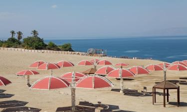 Ein Gedin Beachin ranta – hotellit lähistöllä