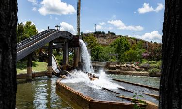 Pramgoų parkas „Six Flags Fiesta Texas“: viešbučiai netoliese