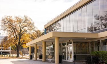 Renginių vieta „Ovens Auditorium“: viešbučiai netoliese