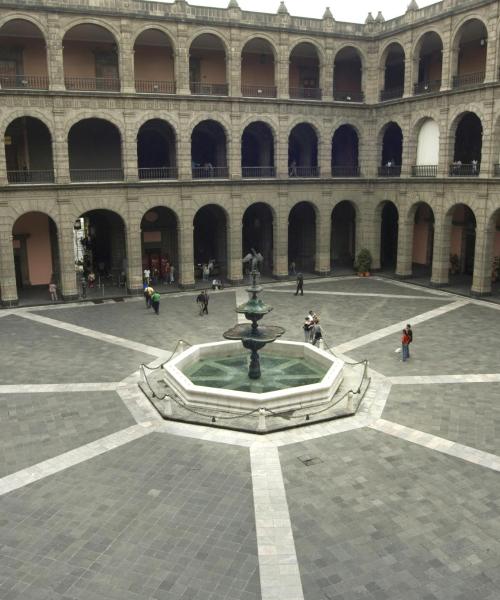 Ena najbolj obiskanih znamenitosti v Mexico Cityju.