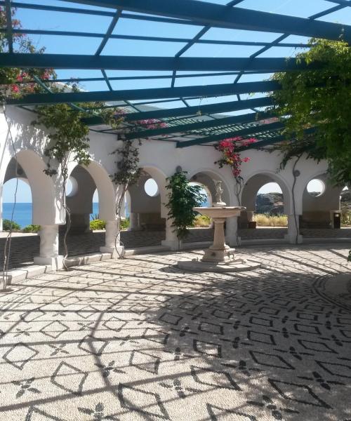 Salah satu mercu tanda yang paling dikunjungi di Kallithea Rhodes.