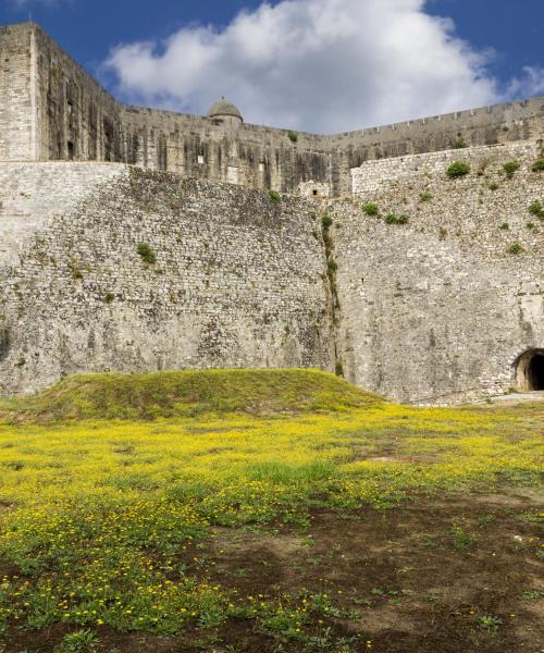 หนึ่งในสถานที่สำคัญที่มีผู้ไปเยือนมากที่สุดในคอร์ฟูทาวน์