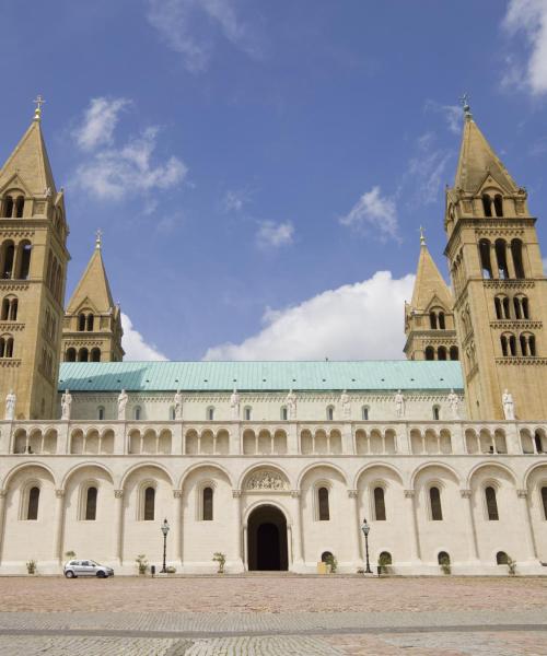 หนึ่งในสถานที่สำคัญที่มีผู้ไปเยือนมากที่สุดในเปตช์