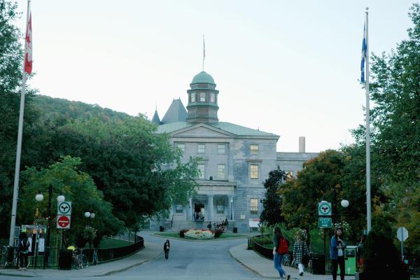 Backpacker Student near McGill University - Private Executive King Room