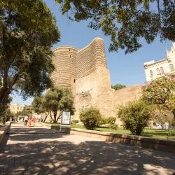 메이든 탑, 바쿠