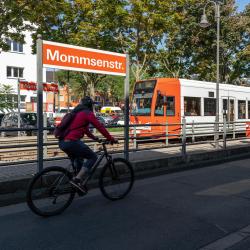 Станция метро Mommsenstraße