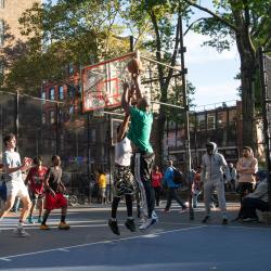 Баскетбольная площадка на Уэст 4-й улице