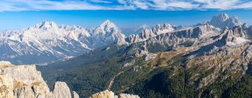 Chalets de montaña en Alpes italianos