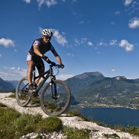 Garda Gölü çevresinde bisiklete binmek