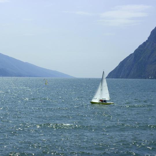 Windsurfing a plachtění na jezeře Garda