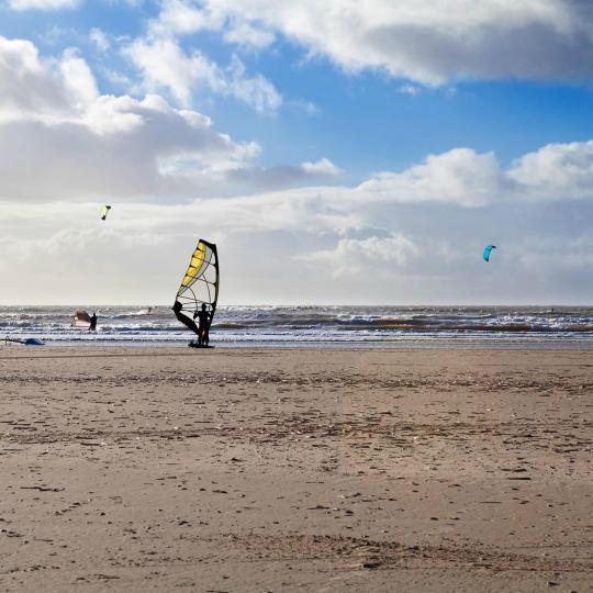 Kitesurfen bij de kliffen van Mirns