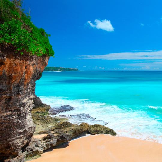 Pantai berpasir putih di semenanjung bukit