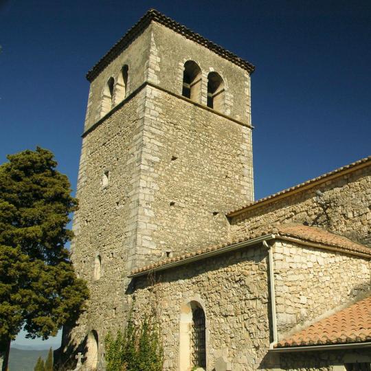 Pueblo en la colina de la región de Drôme