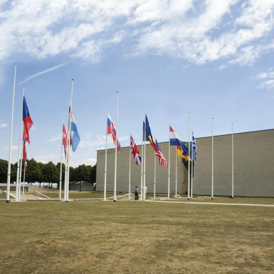Đài Tưởng Niệm Caen Memorial