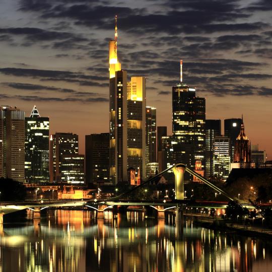 De skyline van Frankfurt vanuit Mainhatten